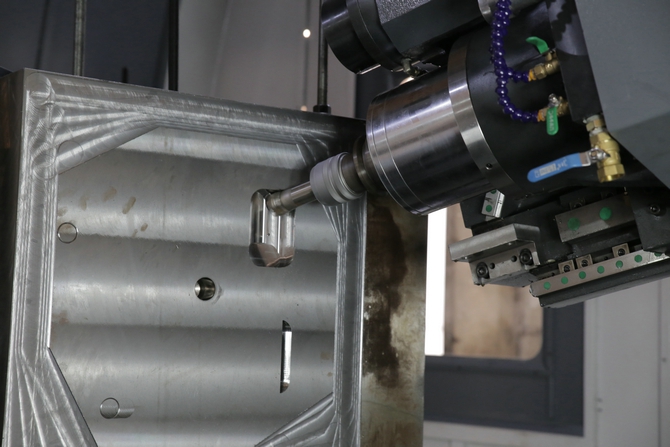 為什么臺(tái)翰機(jī)械的深孔機(jī)床是敞開式結(jié)構(gòu)?